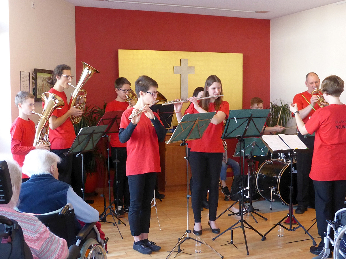 Nachwuchs spielt im ASB Seniorenzentrum